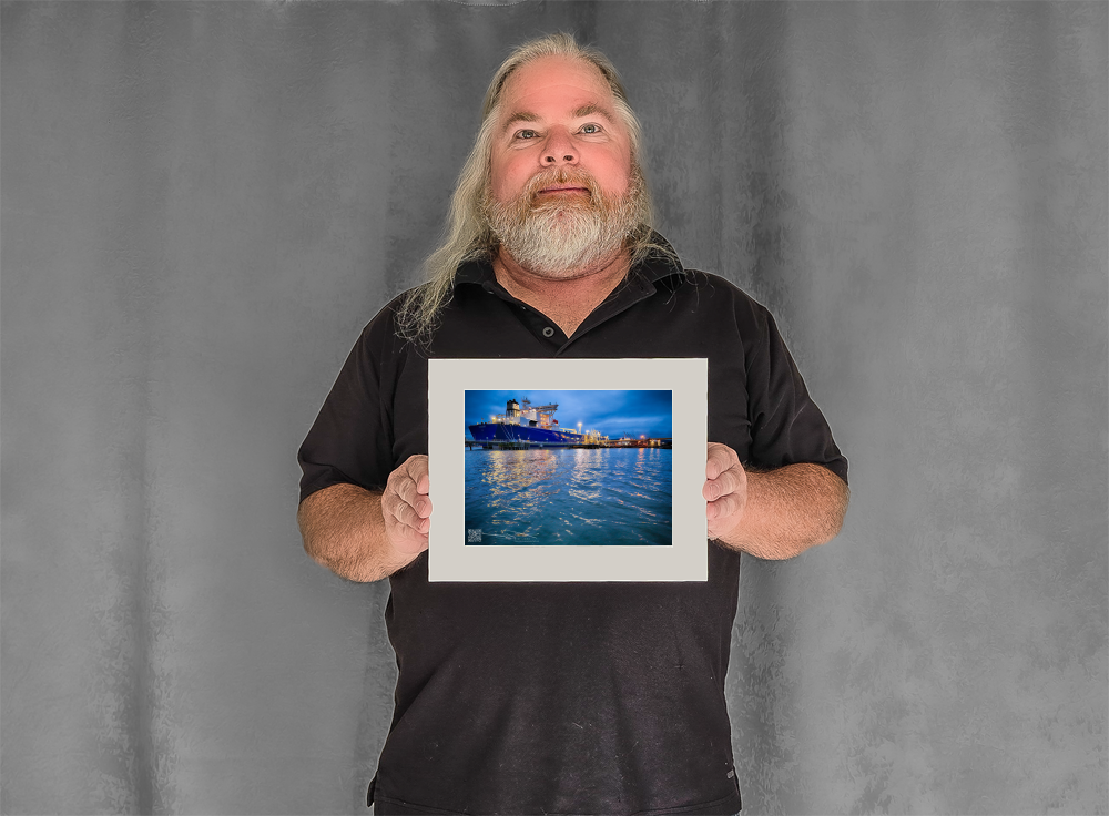 mockup-1770-030403L-BW-handsome_model