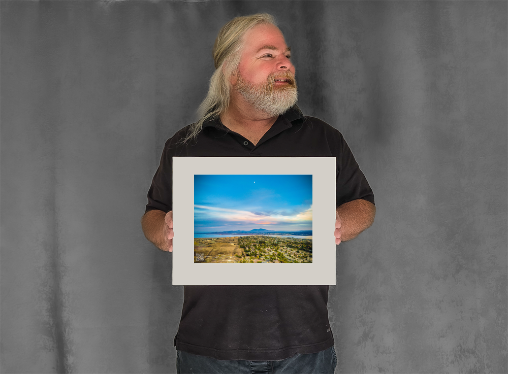 mockup-1905-040403L-BW-handsome_model