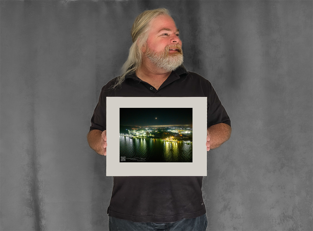 mockup-1950-040403L-BW-handsome_model